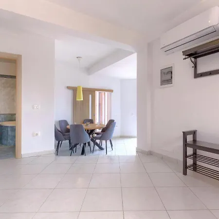 Апартаменты Flores By Interhome