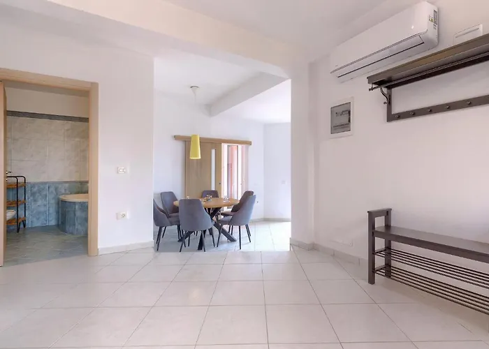 Appartement Flores By Interhome