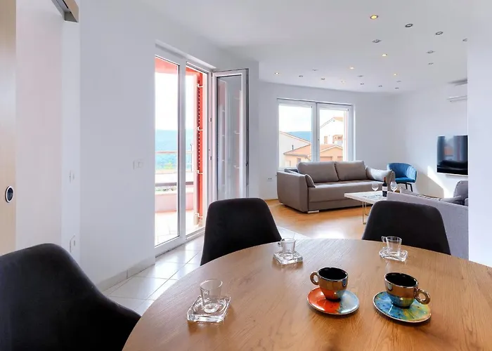 Flores By Interhome Rabac